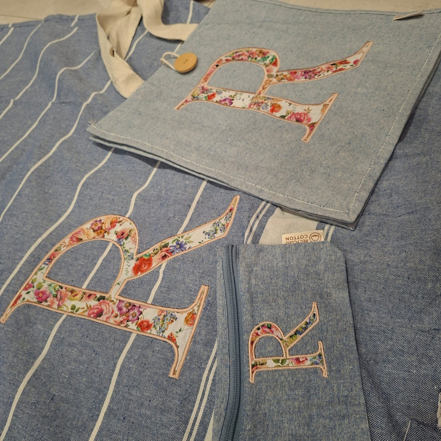Conjunto Toalla, bolso y Neceser con Inicial Bordada